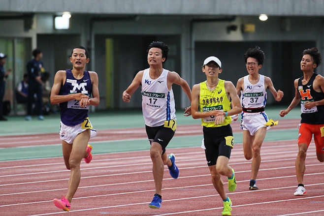 左から2人目、中西選手　右から2人目、三原選手