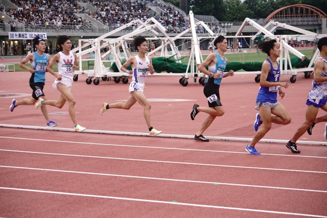 左から3人目、大岩選手