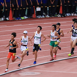 左から2人目、三原選手　左から3人目、中西選手